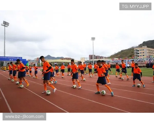 司天宇激情踢足球展现运动才华 引领青少年热爱体育锻炼